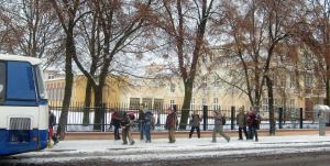 Szkoła dzieci pędzące do busu szkolnego - pierwszy śnieg