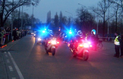 Motocykliści policyjni na czele konduktu żałobne Torwar 14.04.2010