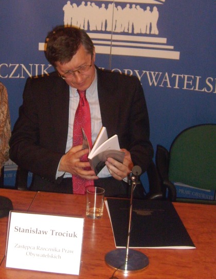 Z-ca Rzecznika Praw Obywatelskich Stanisław Trociuk czyta przedmowe J.Kochanowskiego