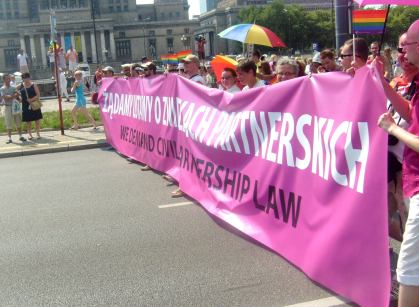 Transparent z żądaniem ustawy o związkach partnerskich - parada 17.07.2010